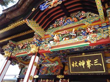 豪華絢爛な社殿