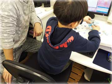 ロボット組み立て中