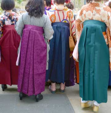 袴を着る女子大生